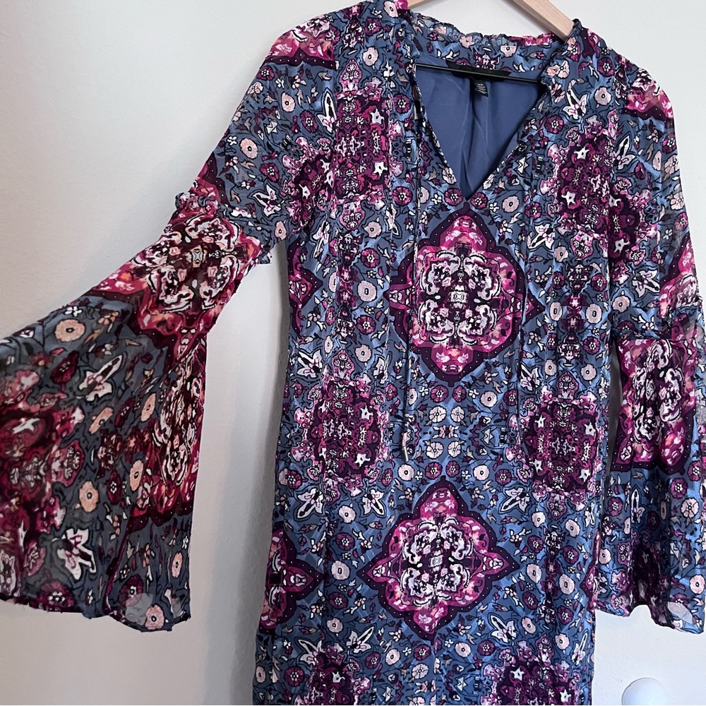 White House Black Market Medallion Floral Shift Dress Bell Sleeves XS Boho - Picture 5 of 14